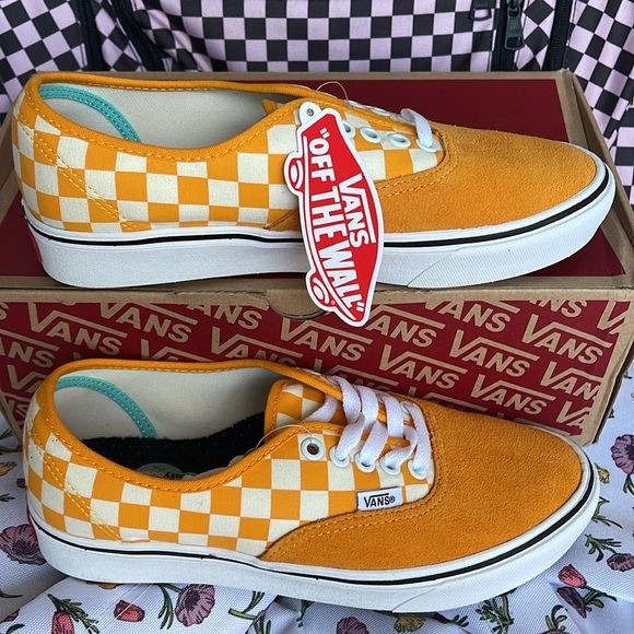 Vans WMNS Comfycush Authent (Checker) Zinnia/True Wht
VN0A3WM7VNC
Sneakers - Picture 2 of 16